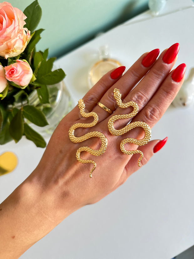 Elegancki złoty kolczyki kształt węża