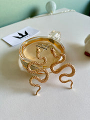Elegancki złoty kolczyki kształt węża